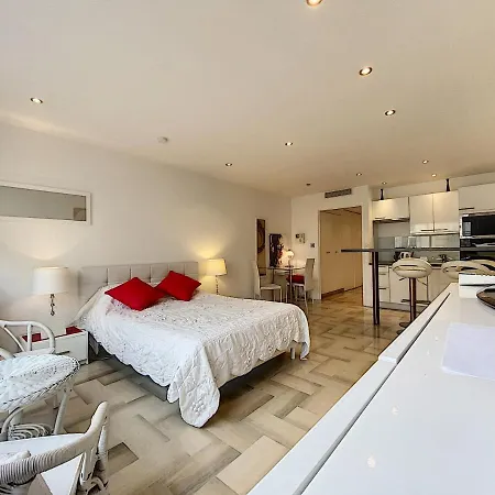 Gray D Albion Thi235 Apartment Cannes