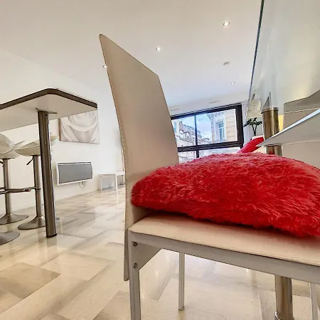 Gray D Albion Thi235 Apartment Cannes